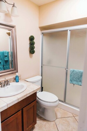 シャワー、ヘアドライヤー、タオル