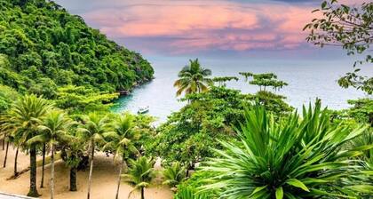 Luxury cottage with hot tub, sauna + mountain view