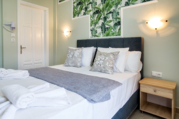 3 bedrooms, desk, WiFi, bed sheets