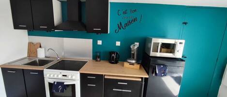 Een koelkast, een microgolfoven, een oven, een kookplaat