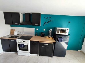 Réfrigérateur, micro-ondes, four, plaque de cuisson