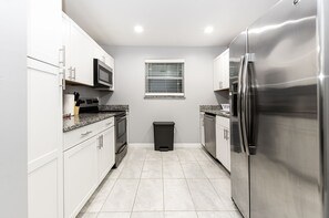 Mikrovågsugn, ugn, spishäll och diskmaskin