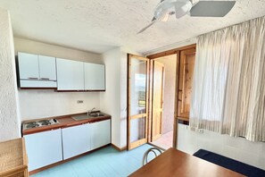 Frigorífico, placa de cocina, tostadora y utensilios de cocina