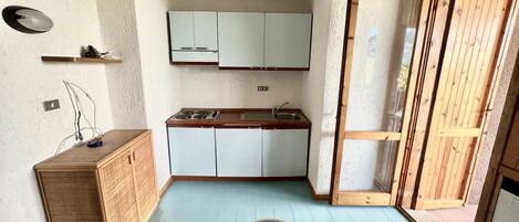 Réfrigérateur, plaque de cuisson, grille-pain