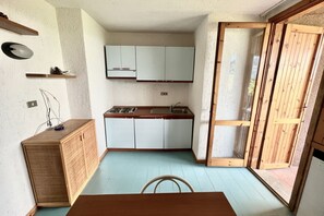 Fridge, stovetop, toaster, cookware/dishes/utensils