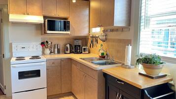 Elite Apartment | Private kitchen | Fridge, microwave, oven, dishwasher