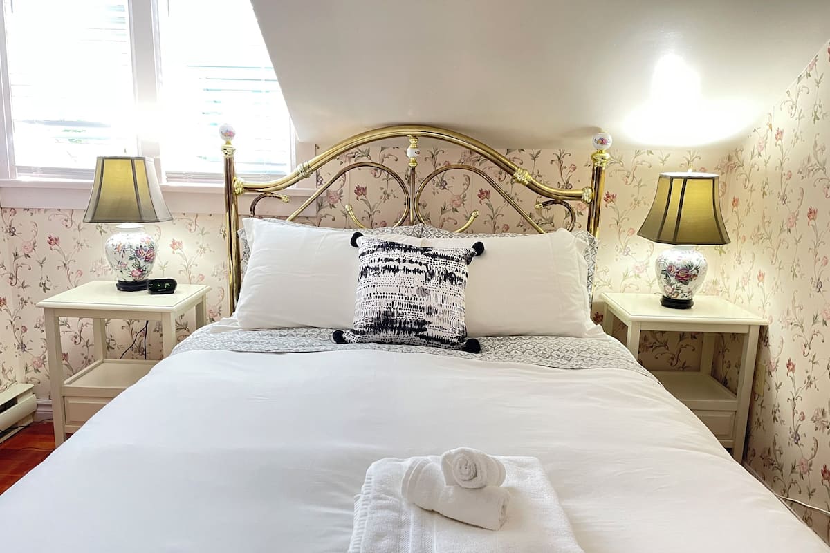 Elite Apartment | 1 bedroom, blackout curtains, iron/ironing board, free WiFi