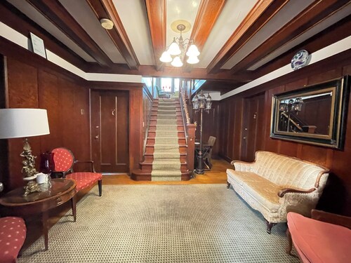 Larkspur Manor Suites