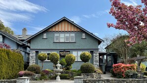 Front of property - Larkspur Manor Suites (Victoria)