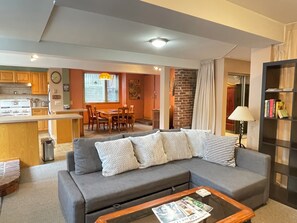 Family Apartment | Ruang tamu | TV Pintar, Netflix, perkhidmatan penstriman 