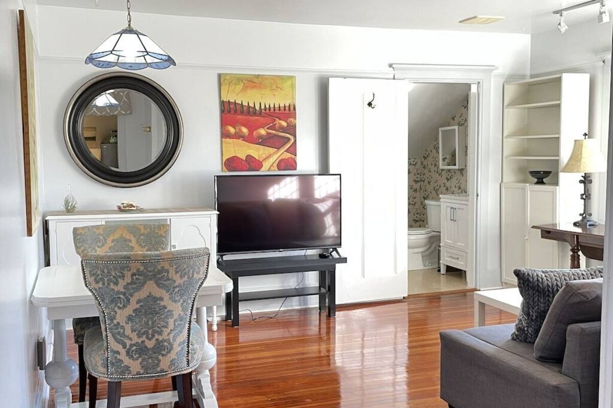 Apartamento clássico | Área de estar | Smart TV, Netflix, serviços de streaming