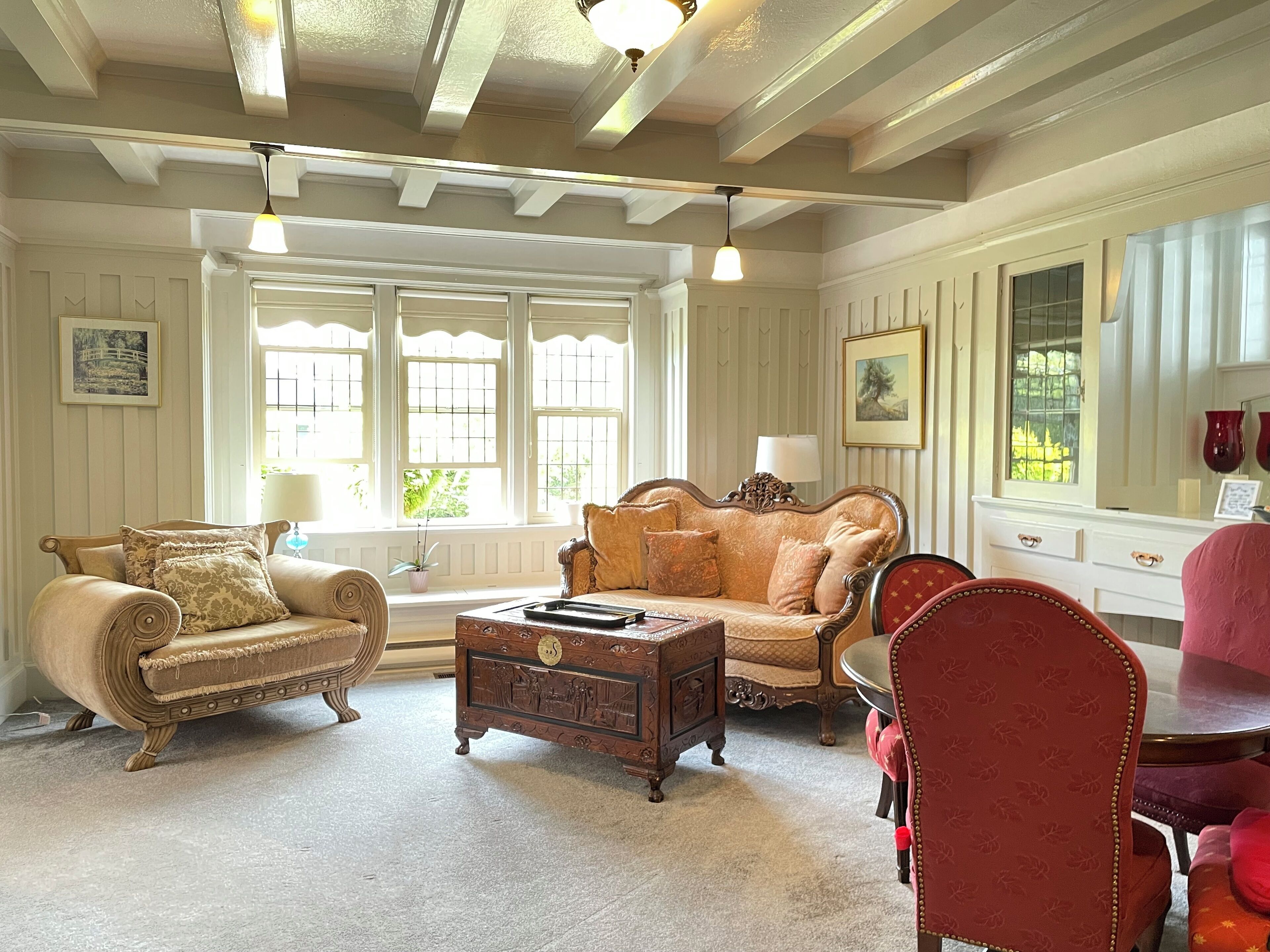 Signature Suite | Living area | Smart TV, Netflix, streaming services