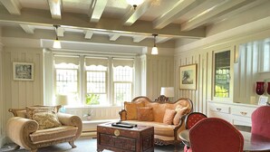 Signature Suite | Living area - Larkspur Manor Suites (Victoria)