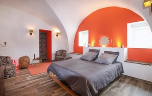 4 bedrooms, iron/ironing board, travel crib, free WiFi