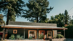 A modern building with a flat roof, large windows, and a concrete facade. - Modern cottage centrally located with private access to the Rogue River! (Grants Pass)