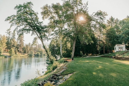Property grounds. Modern cottage centrally located with private access to the Rogue River!
