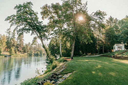 Modern cottage centrally located with private access to the Rogue River!