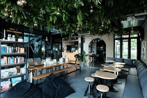 Bar (on property) - Private Double En-suite Room With a Private Bathroom Free Social Area (Krung Thep Maha Nakhon)