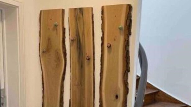 Un escalier avec des marches en bois et une rampe.