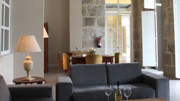 智能电视、书、立体声音响