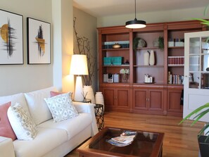 Smart-TV, bøker og stereoanlegg