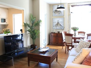 Smart-TV, bøker og stereoanlegg