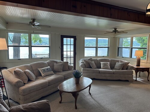 Lovely Honeoye Lake home w/gorgeous sunsets! Family Friendly-Deck, dock, kayaks!
