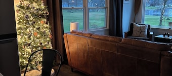 Cozy lake house in Sister Lakes Michigan - family or friends retreat.