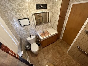 Bruser, hårtørrer, håndklæder, Toiletpapir