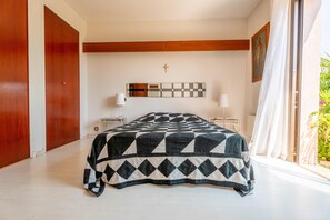 5 chambres, fer et planche à repasser, lit parapluie, draps fournis