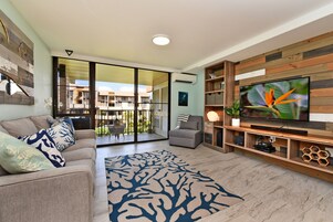 Luxury-Apartment | Wohnbereich | 80-Zoll-Smart-TV mit Kabelempfang, Hulu, Streaming-Dienste