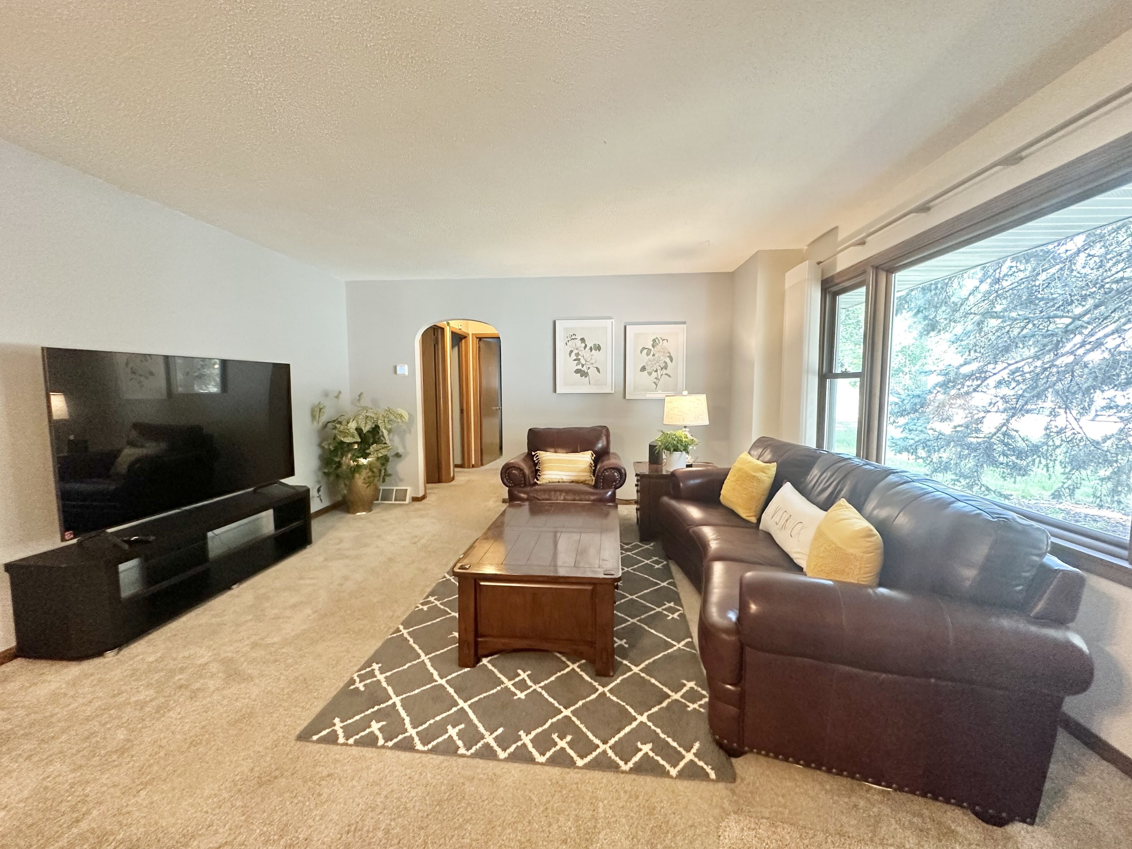 Entire house sleeps 9, 7 min to Long Lake Reg. Park, 12 min to MN State Fair! 