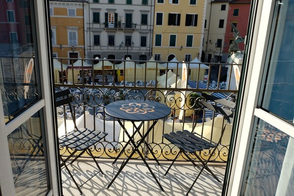 Outdoor dining - Great location overlooking the vibrant square Piazza Matteotti, Sarzana SP Italy (Sarzana)