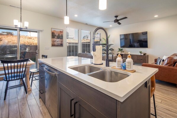 Interior - Southern Comfort Casa, 3 bedroom, sleeps 12, private patio with hot tub! (Washington)