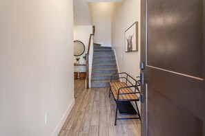 Interior - Southern Comfort Casa, 3 bedroom, sleeps 12, private patio with hot tub! (Washington)