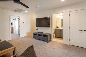 Interior - Southern Comfort Casa, 3 bedroom, sleeps 12, private patio with hot tub! (Washington)