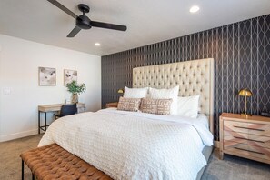 3 bedrooms, desk, iron/ironing board, travel cot - Southern Comfort Casa, 3 bedroom, sleeps 12, private patio with hot tub! (Washington)