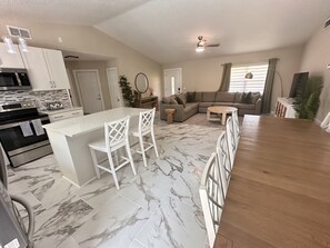 Smart TV - Sleeps 10 + Pool and Fully Fenced Yard plus enjoys 2 King Rooms (Orlando)
