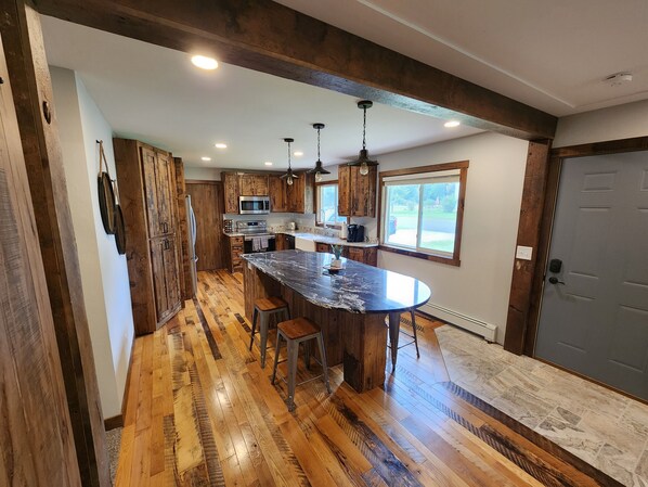 Fridge, microwave, oven, stovetop - Gorgeous 5 bed Remodel near Downtown Hudson for Groups! (Hudson)