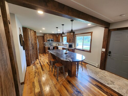 Gorgeous 5 bed Remodel near Downtown Hudson for Groups!