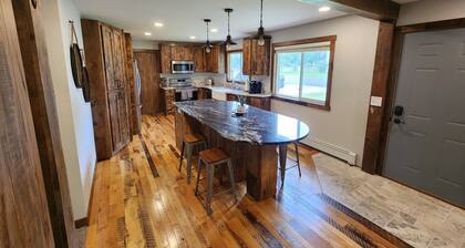 Gorgeous 5 bed Remodel near Downtown Hudson for Groups!