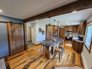 Fridge, microwave, oven, stovetop - Gorgeous 5 bed Remodel near Downtown Hudson for Groups! (Hudson)