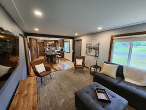 Smart TV - Gorgeous 5 bed Remodel near Downtown Hudson for Groups! (Hudson)