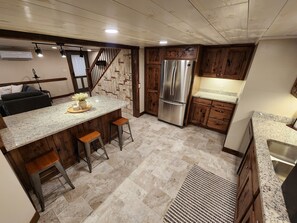 Fridge, microwave, oven, stovetop - Gorgeous 5 bed Remodel near Downtown Hudson for Groups! (Hudson)