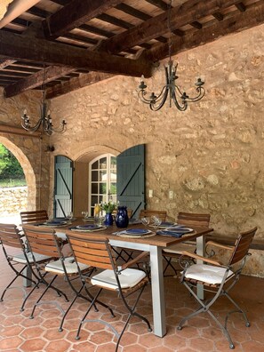 Outdoor dining - Beautiful Stone Mas House in Provence (Villecroze)