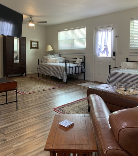 Castroville, Little Alsace of Texas, cozy backhouse! 20 minutes to theme parks