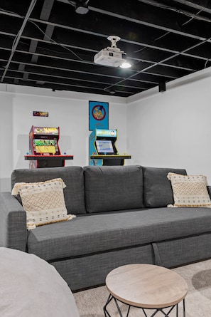 Game room - Group Getaway Retreat: Hot tub, Game Room, Cinema & Firepit (Milwaukee)