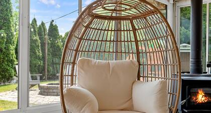 Group Getaway Retreat: Hot tub, Game Room, Cinema & Firepit