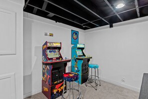Game room - Group Getaway Retreat: Hot tub, Game Room, Cinema & Firepit (Milwaukee)