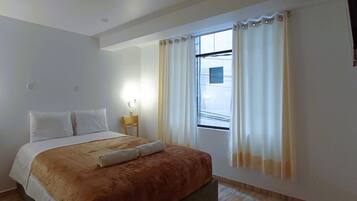 Grand Single Room, 1 Queen Bed | Down duvets, pillow-top beds, free WiFi, bed sheets